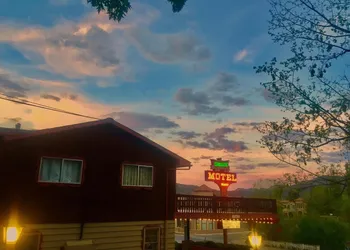 Caboose Motel hotel thumbnail 8