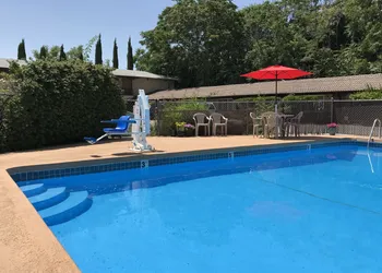 Red Bluff Inn hotel thumbnail 2