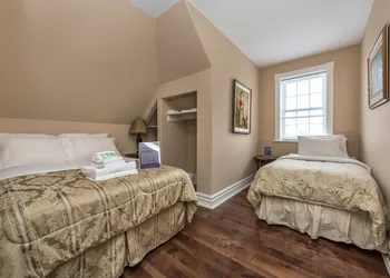CastleView Inn by Elevate Rooms hotel thumbnail 8