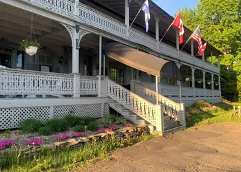 Auberge Lakeview Inn hotel thumbnail 2