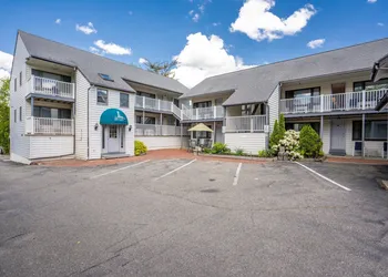 The Lighthouse Inn & Suites hotel thumbnail 6