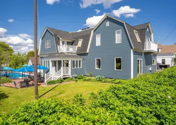 The Lighthouse Inn & Suites hotel thumbnail 3