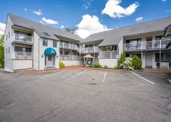 The Lighthouse Inn & Suites hotel thumbnail 6