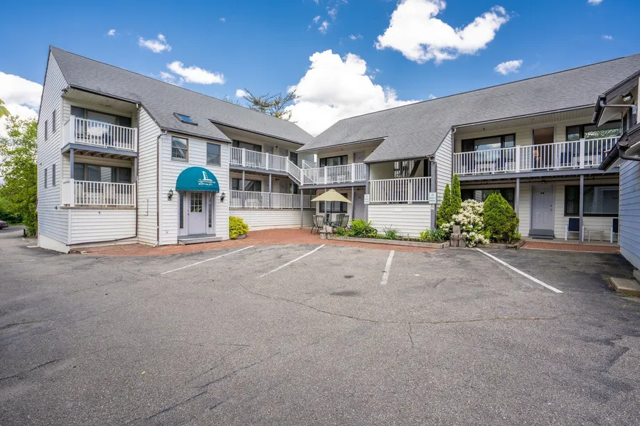 The Lighthouse Inn & Suites hotel detail image 6