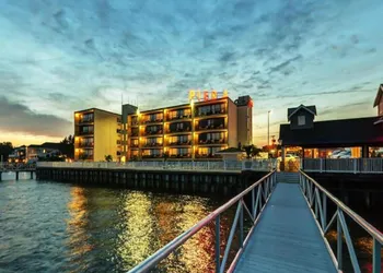 Pier 4 Hotel hotel thumbnail 3