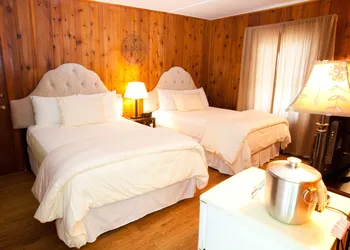 Whispering Winds hotel thumbnail 8