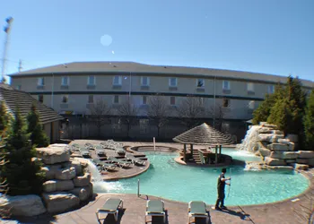 Commodore Resort hotel thumbnail 3