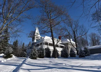 Manoir Maplewood hotel thumbnail 2