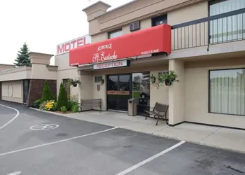 Motel St-Eustache hotel thumbnail 2