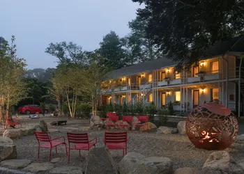 Treehouse Lodge hotel thumbnail 3