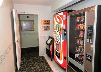 Mountain Host Motor Inn hotel thumbnail 7