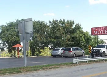 River's Edge Motel hotel thumbnail 2