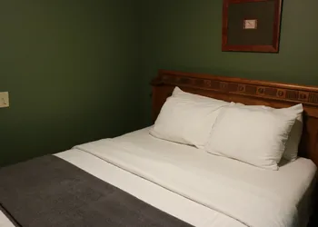 Landoll's Mohican Castle hotel thumbnail 5