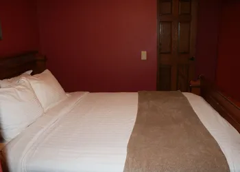 Landoll's Mohican Castle hotel thumbnail 7