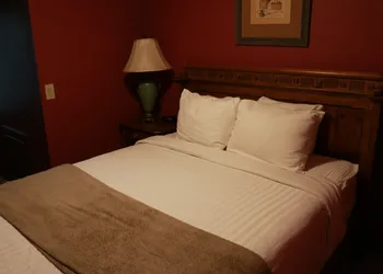 Landoll's Mohican Castle hotel thumbnail 8