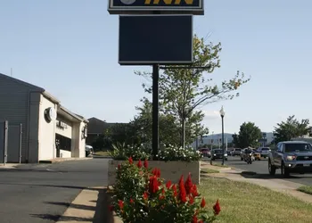 Relax Inn Motel hotel thumbnail 5