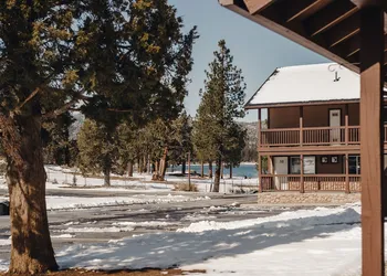 Vintage Lakeside Inn hotel thumbnail 2