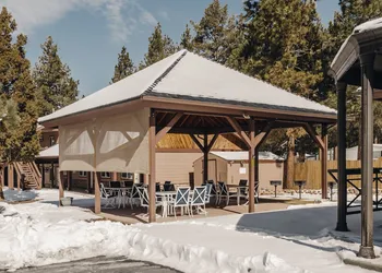 Vintage Lakeside Inn hotel thumbnail 3