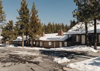 Vintage Lakeside Inn hotel thumbnail 4