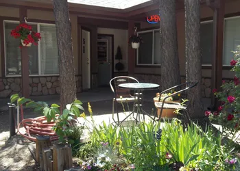 Vintage Lakeside Inn hotel thumbnail 5