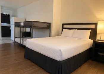 H & H Motor Lodge hotel thumbnail 8