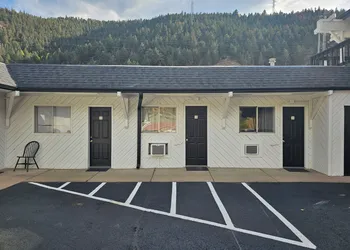 H & H Motor Lodge hotel thumbnail 5