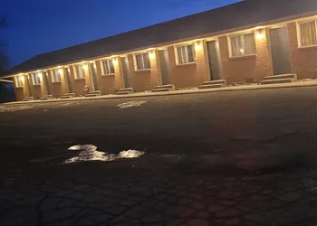 Tops Motel hotel thumbnail 4