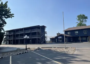 Lake Bluff Inn and Suites hotel thumbnail 2
