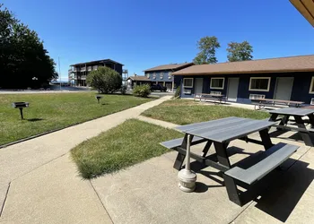 Lake Bluff Inn and Suites hotel thumbnail 4