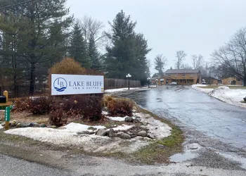 Lake Bluff Inn and Suites hotel thumbnail 2