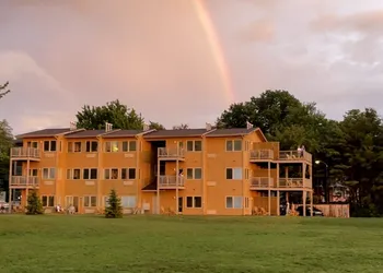 Lake Bluff Inn and Suites hotel thumbnail 3