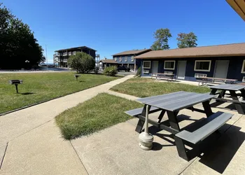 Lake Bluff Inn and Suites hotel thumbnail 4