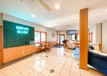 Lake Bluff Inn and Suites hotel thumbnail 6