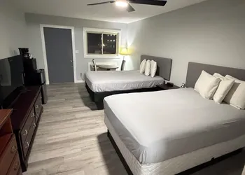Lake Bluff Inn and Suites hotel thumbnail 7