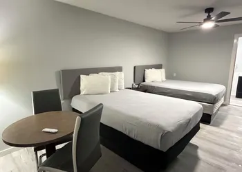 Lake Bluff Inn and Suites hotel thumbnail 8