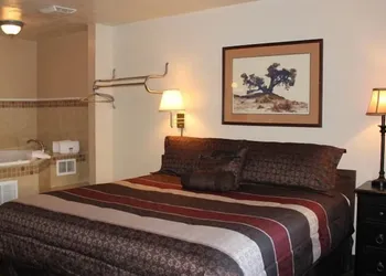 Lava Spa Motel & RV Park hotel thumbnail 8
