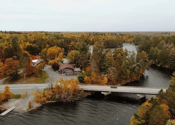Silver Rapids Lodge hotel thumbnail 2