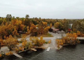 Silver Rapids Lodge hotel thumbnail 3