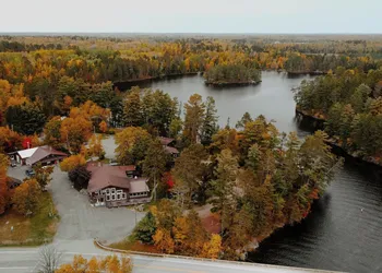 Silver Rapids Lodge hotel thumbnail 4