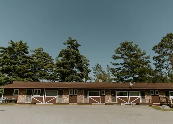 Silver Rapids Lodge hotel thumbnail 8