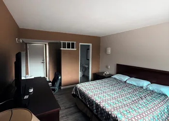 University Lodge Motel hotel thumbnail 5