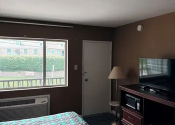 University Lodge Motel hotel thumbnail 7