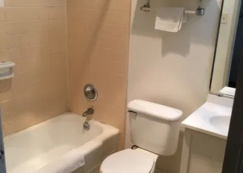 University Lodge Motel hotel thumbnail 8