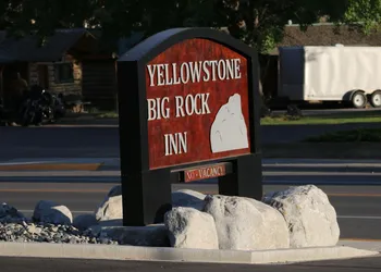 Yellowstone Big Rock Inn hotel thumbnail 6
