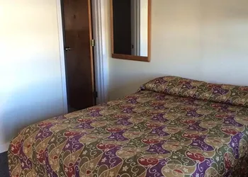 Colonial Motel hotel thumbnail 3