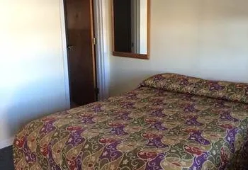 Colonial Motel hotel thumbnail 3