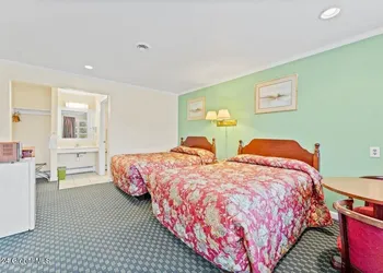 Top Hill Motel hotel thumbnail 4