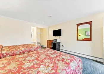 Top Hill Motel hotel thumbnail 8