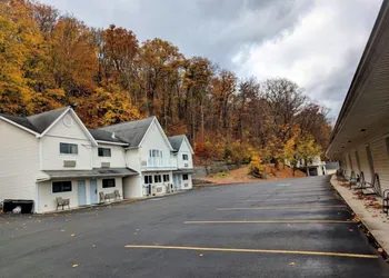 The Falls Motel - 2 Mi to " Watkins Glen State Park, Seneca Lake " AND 4 Mi to Watkins Glen International Track " The Glen " hotel thumbnail 3