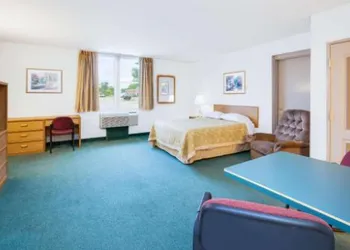 Super 8 by Wyndham Brooklyn hotel thumbnail 5